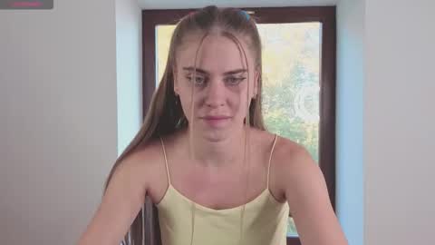 Snapshot of little_cu1tie chatting on 10-21-25, 06:47 Margo online show from 10-21-25, 06:47