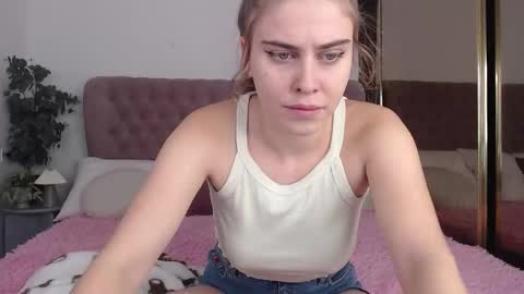 Snapshot of little_cu1tie chatting on 11-20-25, 08:14 Margo online show from 11-20-25, 08:14