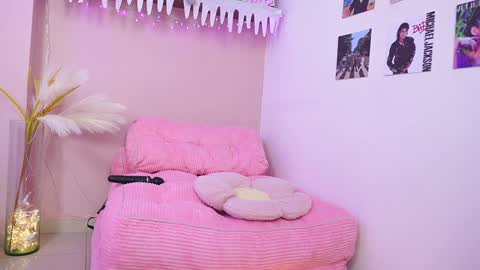 Snapshot of little_effy18_ chatting on 12-14-24, 12:11 Little Effy online show from 12-14-24, 12:11