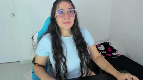 Snapshot of little_sparkles_0f_l0v3 chatting on 11-28-25, 10:01 Laire online show from 11-28-25, 10:01