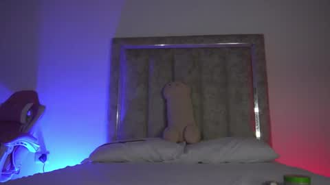 littlee_emma_ online show from 06-26-26, 12:26