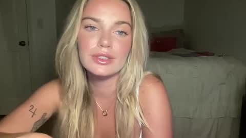Snapshot of littlemaryjane19 chatting on 09-08-25, 04:06 Marciabrady online show from 09-08-25, 04:06