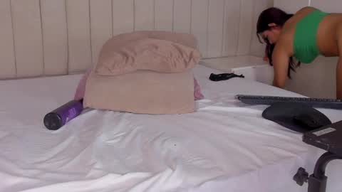 Snapshot of littleoliviia_ chatting on 02-21-25, 04:37 im olivia IG littleolivia01 online show from 02-21-25, 04:37