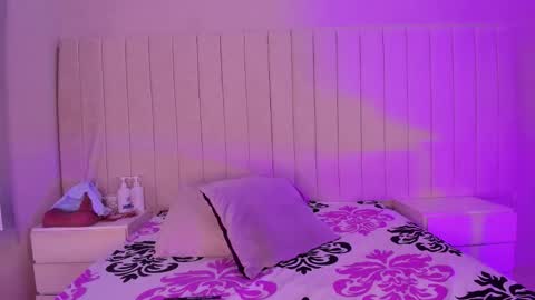 Snapshot of littleoliviia_ chatting on 10-22-25, 01:55 im olivia IG littleolivia01 online show from 10-22-25, 01:55