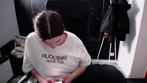 Viki online show from 11-24-25, 11:21