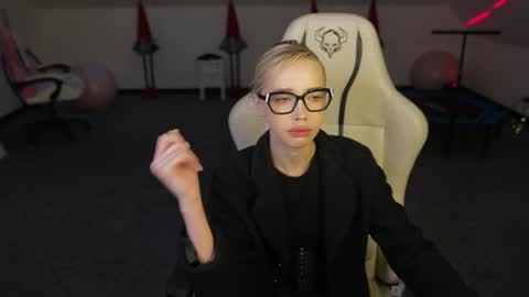 Snapshot of livehub054 chatting on 12-15-25, 11:14 Sheryl online show from 12-15-25, 11:14