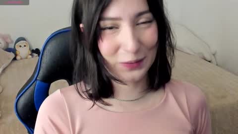 Snapshot of livemakio chatting on 10-28-25, 05:22 Liz online show from 10-28-25, 05:22