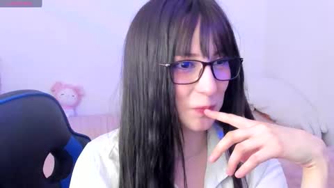 Snapshot of livemakio chatting on 10-31-25, 05:08 Liz online show from 10-31-25, 05:08