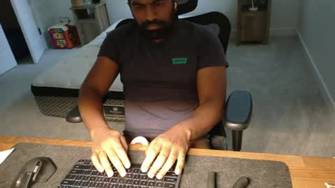 Snapshot of livetribber chatting on 06-14-26, 01:02 livetribber online show from 06-14-26, 01:02