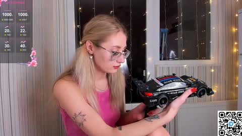 Snapshot of livyybosom chatting on 01-04-25, 05:26 My name is Livy Nice to meet you Thumbs up please its important online show from 01-04-25, 05:26