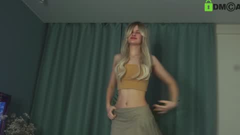 Snapshot of lizbethcoll chatting on 01-18-25, 04:21 Sunnheart online show from 01-18-25, 04:21