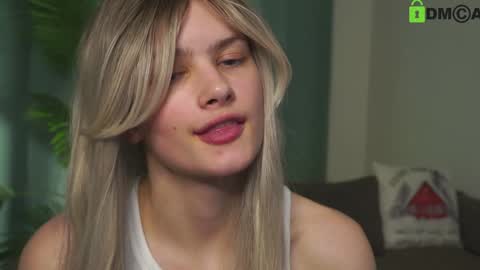 Snapshot of lizbethcoll chatting on 01-31-25, 01:43 Sunnheart online show from 01-31-25, 01:43