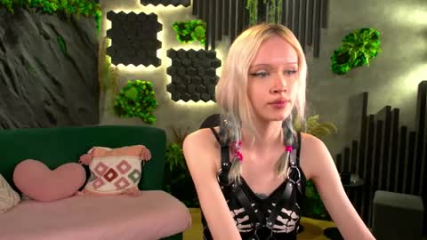 Snapshot of lizzofkiss chatting on 05-22-26, 06:20 Liza online show from 05-22-26, 06:20