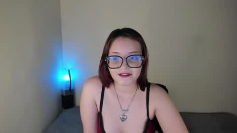 Snapshot of lizzysnoww chatting on 06-07-26, 03:27 Lizzy online show from 06-07-26, 03:27