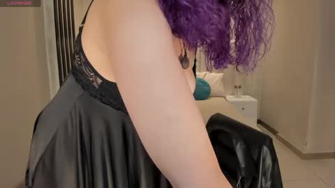 Snapshot of loiseharper chatting on 05-24-26, 11:32 Loise online show from 05-24-26, 11:32
