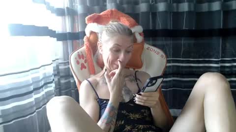 Snapshot of lollifox_1 chatting on 05-20-26, 06:41 Lisa online show from 05-20-26, 06:41