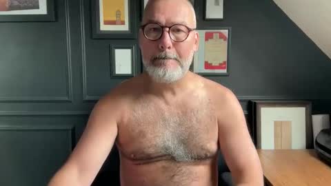 Snapshot of londongent2023 chatting on 10-01-25, 09:04 EnglishBear online show from 10-01-25, 09:04