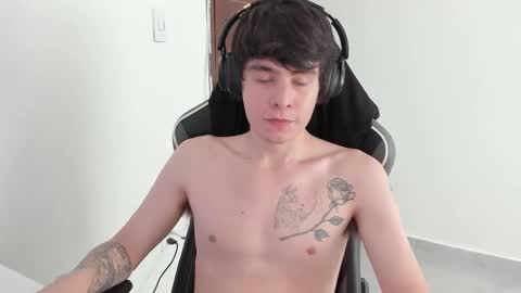 Snapshot of lonelyhotboy0 chatting on 10-10-25, 02:49 Kevin online show from 10-10-25, 02:49