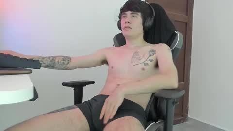 Snapshot of lonelyhotboy0 chatting on 10-14-25, 03:46 Kevin online show from 10-14-25, 03:46