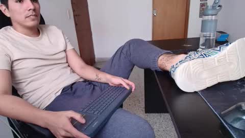 Snapshot of looki_16 chatting on 10-17-25, 04:31 looki 16 online show from 10-17-25, 04:31