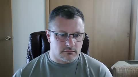 Snapshot of lookin75 chatting on 09-17-25, 08:32 lookin75 online show from 09-17-25, 08:32