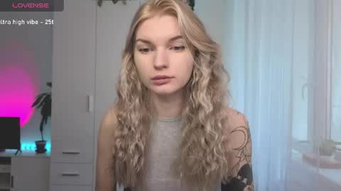 Snapshot of lookluna chatting on 05-18-26, 12:55 Luna online show from 05-18-26, 12:55
