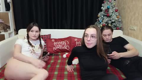 Jean and Isa right couple Mark and Eva left couple online show from 12-27-24, 08:13