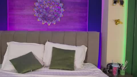 Lora online show from 04-26-26, 08:17