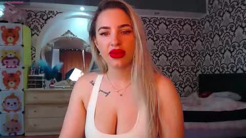 Queen LoraSinClare online show from 04-27-26, 06:55