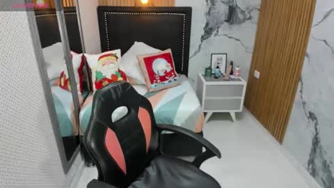 lorenadavies online show from 11-25-25, 07:03