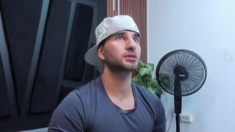 Snapshot of lorenzo_walker_ chatting on 11-11-25, 05:24 L O R E N Z O Thumbs Up help online show from 11-11-25, 05:24