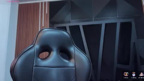 Snapshot of lorenzo_walker_ chatting on 11-15-25, 05:20 L O R E N Z O Thumbs Up help online show from 11-15-25, 05:20