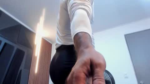 Snapshot of lorenzo_walker_ chatting on 11-24-25, 06:40 L O R E N Z O Thumbs Up help online show from 11-24-25, 06:40