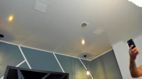 Snapshot of lorenzo_walker_ chatting on 12-17-25, 06:03 L O R E N Z O Thumbs Up help online show from 12-17-25, 06:03