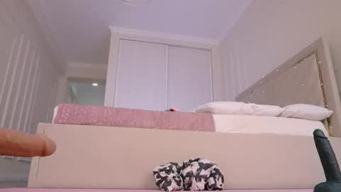 Snapshot of lori_leen chatting on 09-10-25, 06:57 Leyla online show from 09-10-25, 06:57