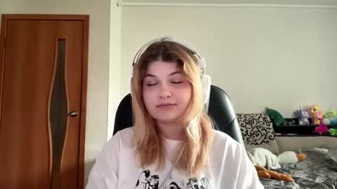 Snapshot of lorrainepurkiss chatting on 06-19-26, 07:01 Stasha online show from 06-19-26, 07:01