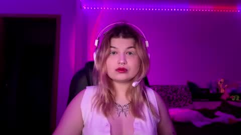 Snapshot of lorrainepurkiss chatting on 06-22-26, 01:19 Stasha online show from 06-22-26, 01:19