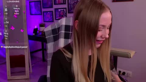 Snapshot of lottie_shine chatting on 10-24-25, 02:13 Emilia and Chelsea online show from 10-24-25, 02:13