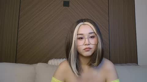 Snapshot of louisakim_ chatting on 05-25-26, 08:15 Kim online show from 05-25-26, 08:15