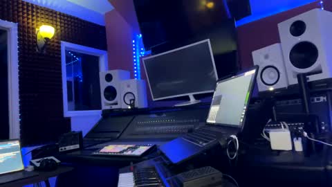 Snapshot of love4heelz chatting on 03-09-25, 05:28 Prynce online show from 03-09-25, 05:28