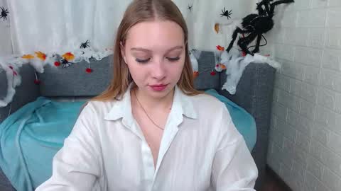 Snapshot of love_bella_ chatting on 10-22-25, 12:44 love bella online show from 10-22-25, 12:44