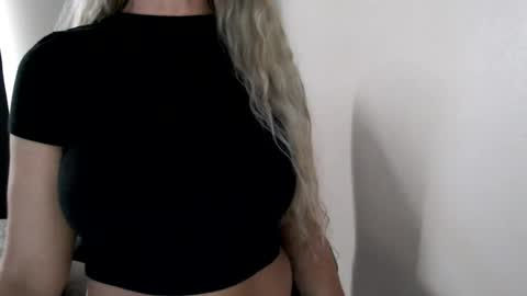 Snapshot of love_on_ chatting on 06-28-26, 02:34 LoVe On online show from 06-28-26, 02:34