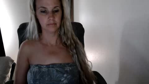 Snapshot of love_on_ chatting on 07-06-26, 03:14 LoVe On online show from 07-06-26, 03:14