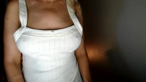 Snapshot of love_on_ chatting on 07-15-26, 10:20 LoVe On online show from 07-15-26, 10:20