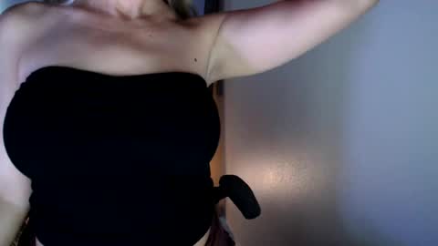 Snapshot of love_on_ chatting on 07-20-26, 02:15 LoVe On online show from 07-20-26, 02:15