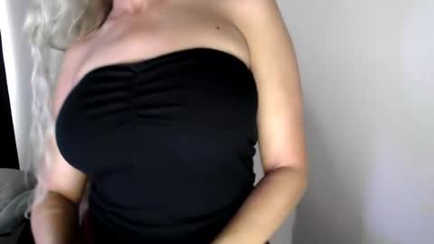 Snapshot of love_on_ chatting on 07-20-26, 02:52 LoVe On online show from 07-20-26, 02:52