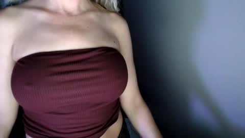 Snapshot of love_on_ chatting on 07-25-26, 02:53 LoVe On online show from 07-25-26, 02:53