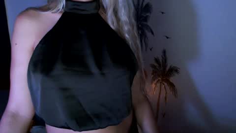 Snapshot of love_on_ chatting on 07-27-26, 02:18 LoVe On online show from 07-27-26, 02:18
