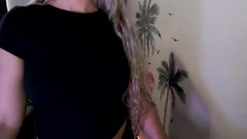 Snapshot of love_on_ chatting on 07-30-26, 01:54 LoVe On online show from 07-30-26, 01:54