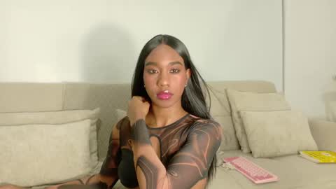 Snapshot of loveit_hermione chatting on 05-21-26, 01:12 Val online show from 05-21-26, 01:12